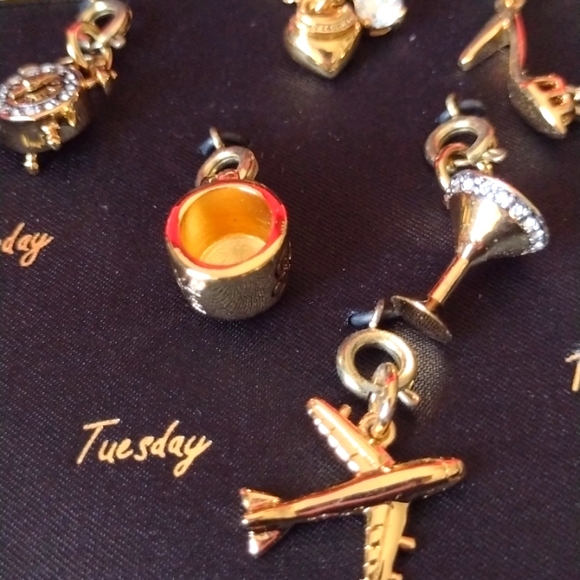 Juicy Couture 9 Crystal Stud Charm Necklace Exclusive to Storm Treasure … - Picture 9 of 17